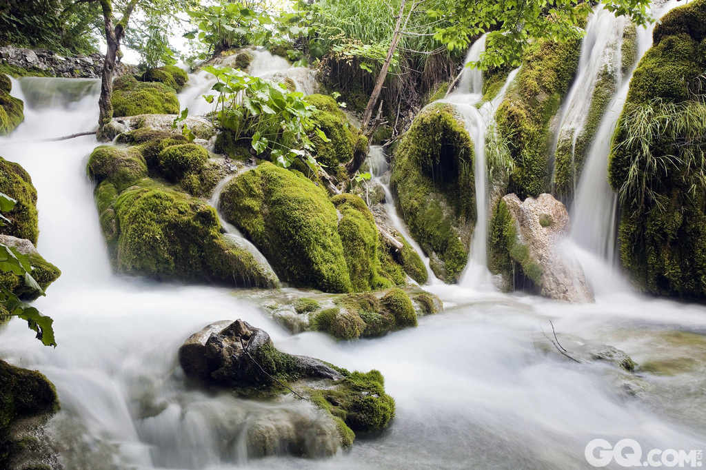 普利特维采瀑布座落于克罗地亚普利特维采国家公园，是大自然创作的一幅不朽之作。在这座国家公园，普利特维采瀑布形成了一个湖群，由16个湖泊构成，是大自然惊人之美的典范。