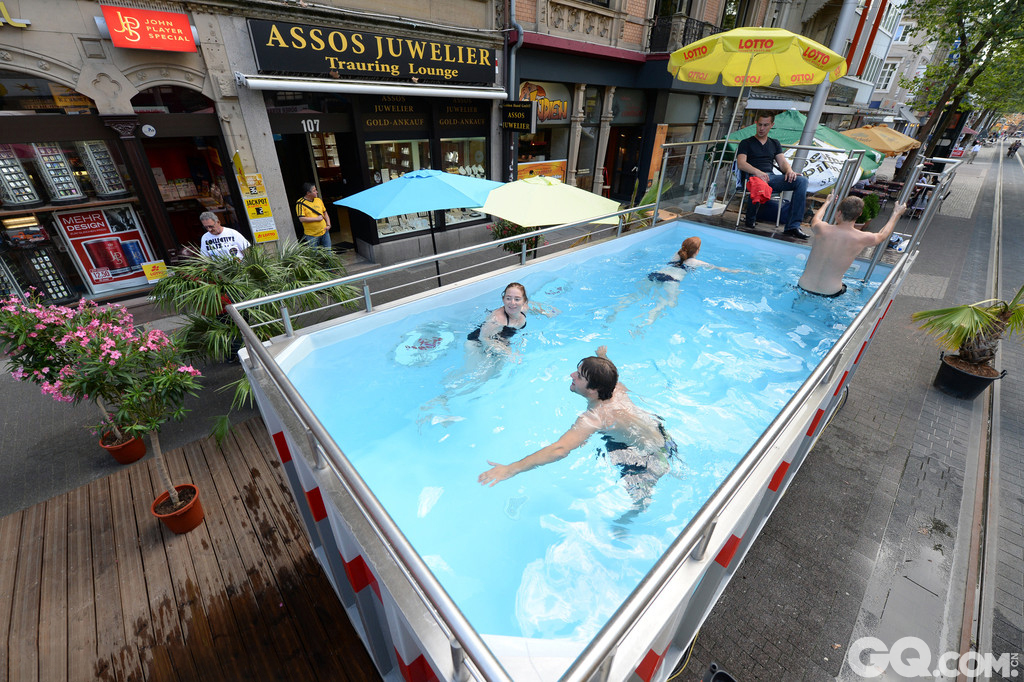 在德国卡尔斯鲁厄，有些民众为了解暑，在集装箱泳池中游泳。