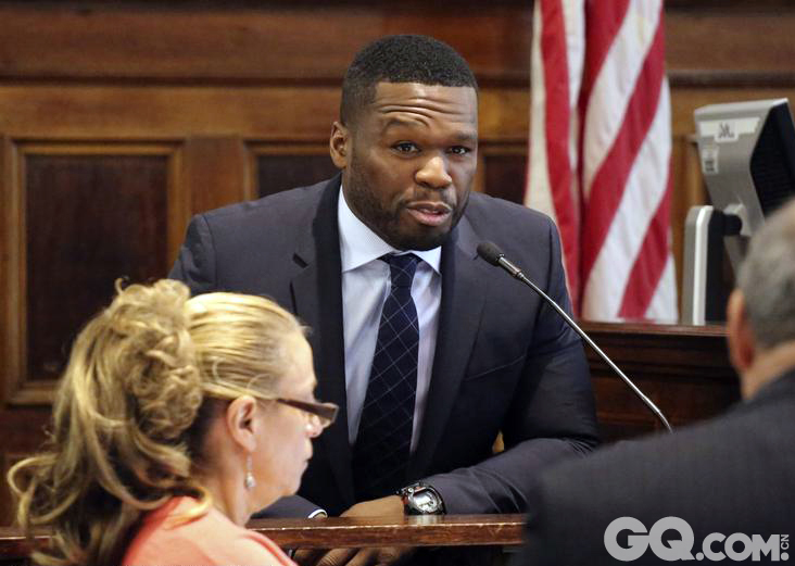 7月24日，美国饶舌歌手50 Cent（50美分）因性爱录影带官司再被罚款，罚款总额达700万美元。他对法庭说，自己现在只有440万美元，宣布破产。2009年，为了“嘲笑”劲敌饶舌歌手Rick Ross（里克·罗斯），在网上发布了Ross前女友与一名男子的性爱录像。到底是什么导致了今天50 Cent和Rick Ross之间的恩怨？我们来回顾一下两位歌手之间的“牛肉”战吧。
