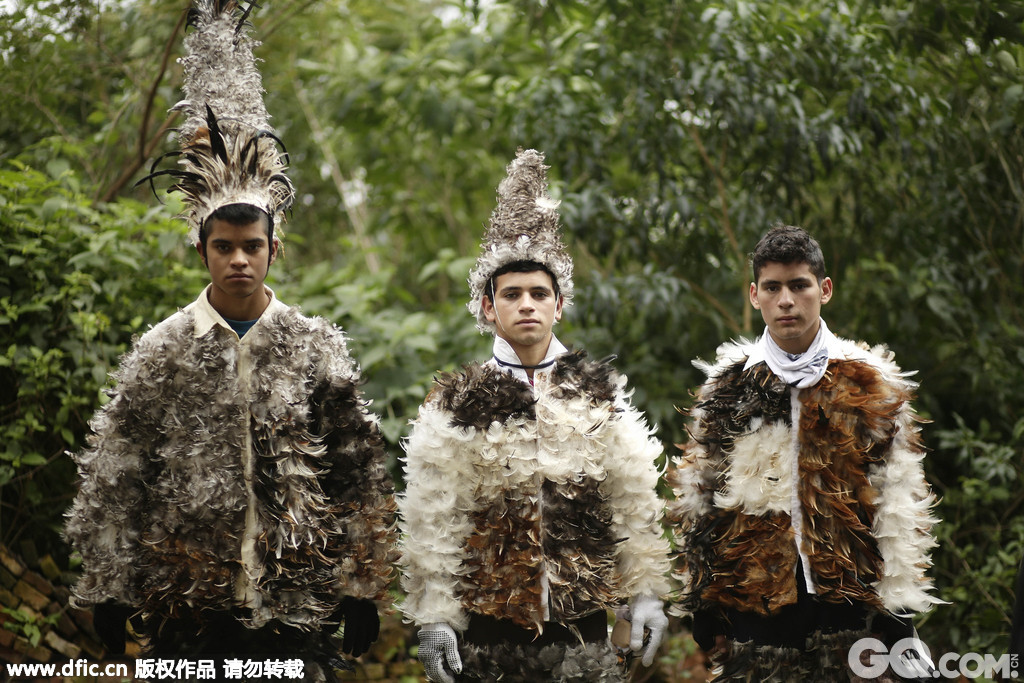 近日，在巴拉圭Emboscada小镇，人们穿着羽毛做成的衣服将自己打扮成“鸟人”前往圣弗朗西斯科-索拉诺节的庆祝现场。在Emboscada，印度教和天主教的信仰相互交织着，人们穿着“鸟服”，将自己打扮成“鸟人”在这样的宗教庆典上，向西班牙的男修道士表达敬意。古时候，印度教的部落喜欢去欺负那些小部落的人们，西班牙的殖民者则是去小部落做些“小偷小摸”的事情，为了抵抗他们，小部落的人们只得将自己打扮成“鸟人”来震慑这些“坏人”。