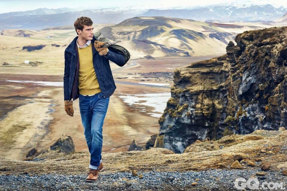 Selected 2015秋冬男装从伦敦、纽约等艺术与时尚交融的魅力都市汲取灵感，将先锋前卫、现代时髦带到了神秘的自然圣地冰岛，它的壮美、纯净与包容为秋季系列融入了重要灵感。