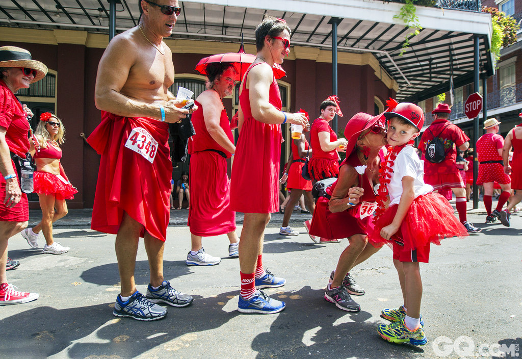 当地时间2015年8月8日，美国新奥尔良举行了一年一度的“红裙跑”活动，众多参与者，不管男女，一律穿着大红色的裙子亮相，恣意享受跑步带来的乐趣。“红裙跑”起源印尼，参与者着红裙跑步宣扬跑步精神，旨在告诉大家跑步是一件很容易的事，穿裙子也可以跑步。