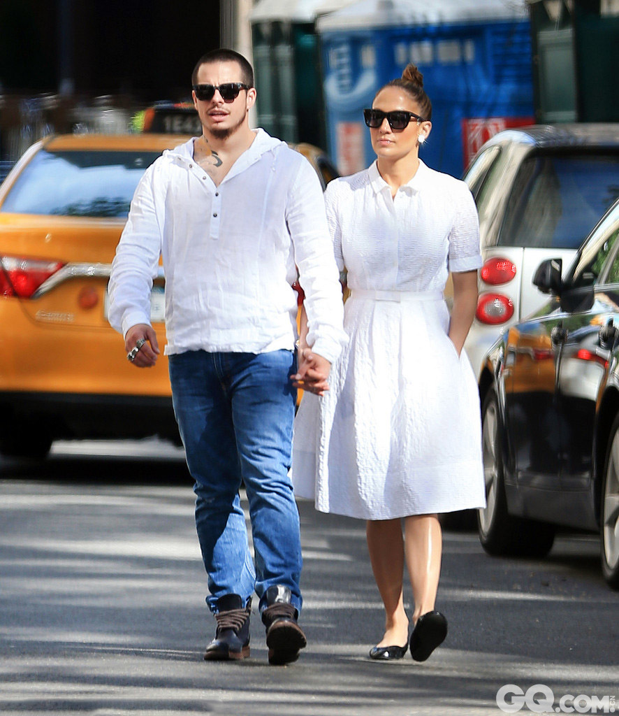 詹妮弗-洛佩兹与男友恩爱逛街，一袭纯白连衣裙小鸟依人状。   