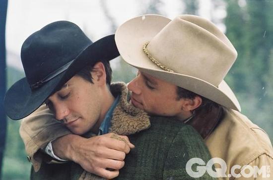 由杰克-吉伦哈尔和希斯-莱杰演绎的男男情侣，将牛仔装扮搬上了荧屏，格纹、牛仔的夹克，帅气的牛仔帽，率性又时髦。