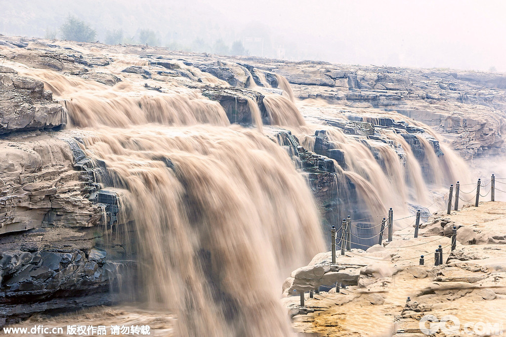 21. 壶口瀑布   壶口瀑布是中国第二大瀑布，世界上最大的黄色瀑布。在水量大的夏季，壶口瀑布气势恢宏；而到了冬季，整个水面全部冰冻，结出罕见的巨大冰瀑。