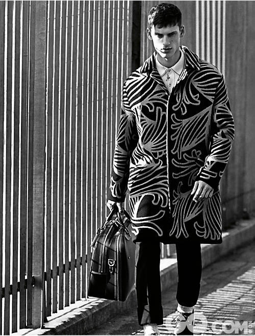 路易威登2015秋冬男装系列的设计与灵感是品牌男装设计师 Kim Jones 向英国著名艺术家暨服装设计师 Christopher Nemeth 的礼赞与致敬。Kim Jones 在本季圆领毛衣、牛角扣大衣上重现 Nemeth 标志性的绳索图腾。