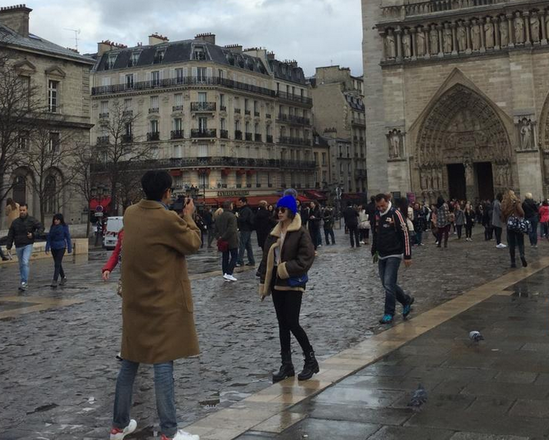 二人曾同游法国巴黎被拍到，在巴黎圣母院外，纪凌尘一直在给阚清子拍照，两人后来又十指紧扣去逛卢浮宫。