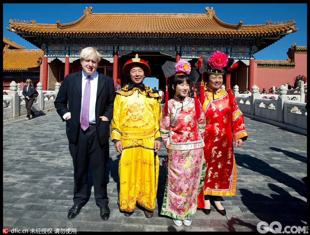 中国北京，英国伦敦市长鲍里斯访问中国第三天，参观紫禁城，并与穿着清朝皇室服装的游客合影留念。