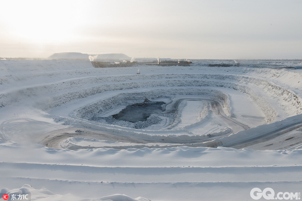 俄罗斯钻石矿业巨头Alrosa位于的Mirny市露天矿场远看上去就像是从天外飞来的陨石砸出的巨型天坑，Alrosa占全球钻石产量的27%，年钻石收入超40亿美元，是当之无愧的钻石巨擎，8月15日，该公司宣布在 Nyurbinskaya 露天钻石矿发现一颗136.24克拉的钻石原石，目前尚未起名。