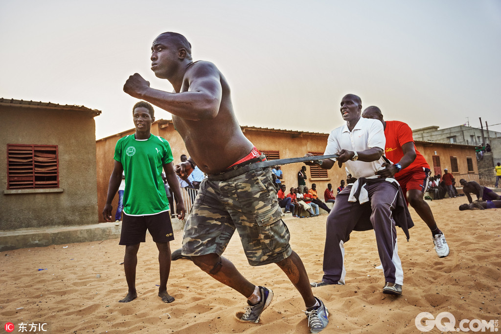 瑞士摄影师Christian Bobst多年来一直专注于行摄非洲。2012年时，他第一次亲眼看到塞内加尔本地盛事“Gris-gris”摔跤。三年后，他重返塞内加尔，花了10天时间全力拍摄这项在在当地风靡至极、但一出国门便无人知晓的运动，并探寻其中的文化意蕴。