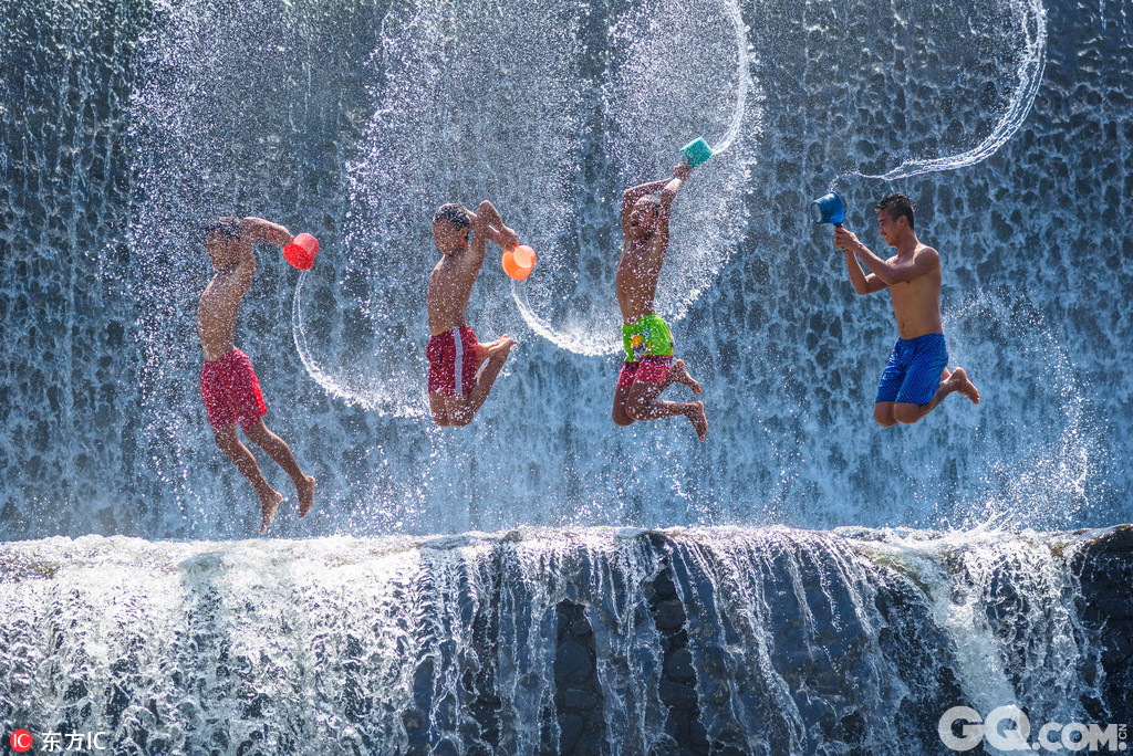 邀请4名少年在unda河上高耸的水墙前拍摄了一组瀑布上嬉戏玩水的照片