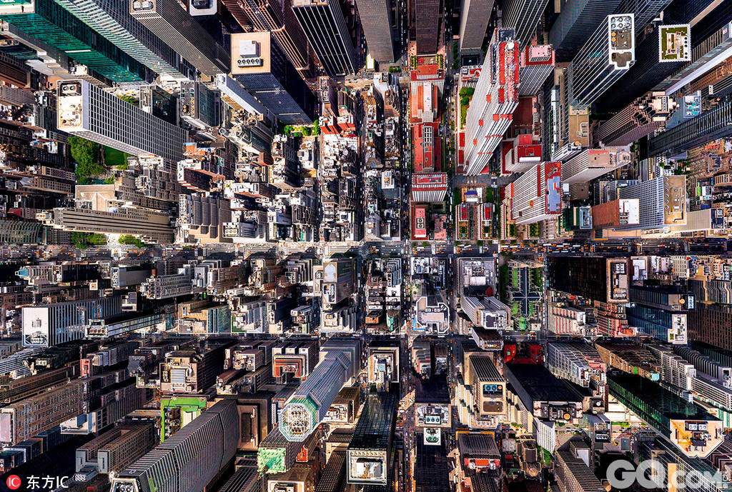Prestel出版社最新出版了Peter Skinner的新书《纽约：航空摄影世纪》（New York: A Century of Aerial Photography），这本书收录了纽约航拍图，从上帝的视角向人们展示了这个现代都市的另一面，繁华喧嚣的城市楼丛将郁郁葱葱的中央公园簇拥包围，世贸大厦的双子塔巍然耸立，一排排的黄色出租车彰显着纽约的印记，灯光璀璨的夜景更是让“不夜城”的名号实至名归。