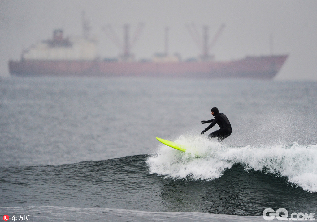 当地时间2016年12月1日，俄罗斯符拉迪沃斯托克，冲浪爱好者们在乌苏里湾大玩冬季冲浪热火朝天。