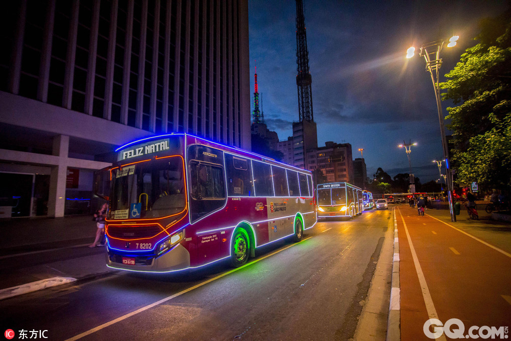 巴西圣保罗公交车装上彩灯 圣诞气氛浓厚
