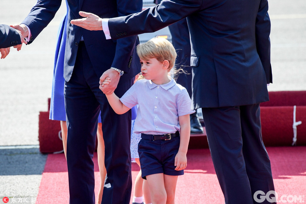当地时间2017年7月19日，德国柏林，英国威廉王子携凯特王妃以及他们的孩子乔治小王子、夏洛特小公主抵达德国进行访问。
