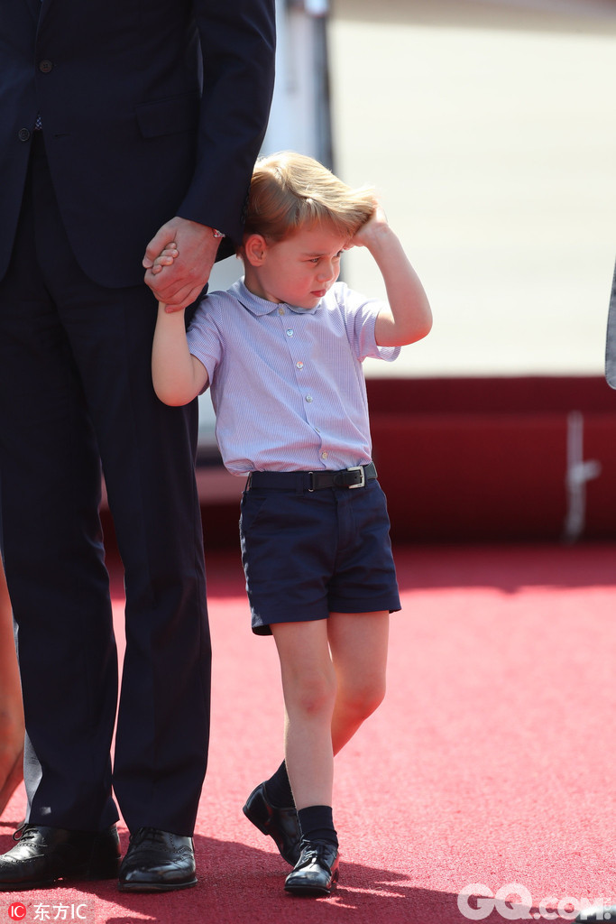 当地时间2017年7月19日，德国柏林，英国威廉王子携凯特王妃以及他们的孩子乔治小王子、夏洛特小公主抵达德国进行访问。
