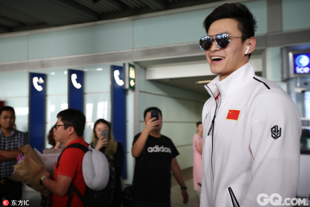 2017年8月1日，北京，中国游泳队抵京，孙杨墨镜遮面帅气现身。