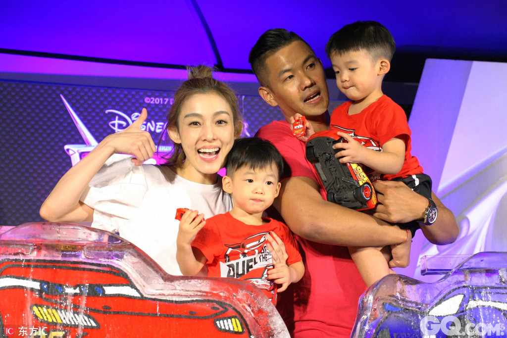 2017年8月3日，台北，黑人陈建州携老婆范玮琪以及儿子全家出席《Cars 3 闪电再起》中文首映记者会。 