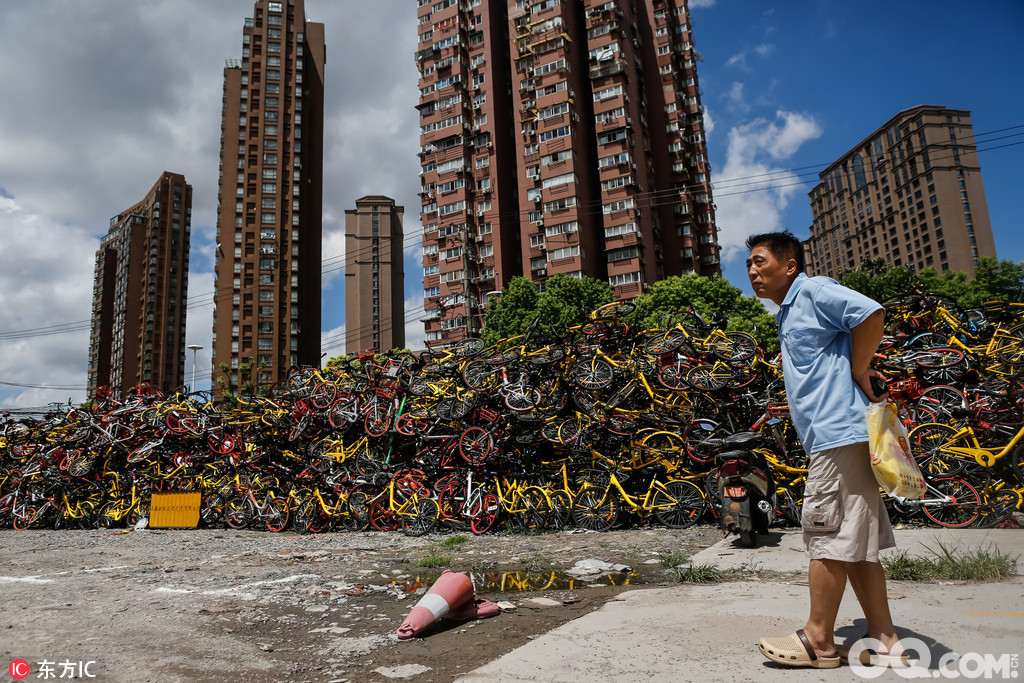 上海静安区中兴路停车场内，层层叠叠堆放着的各品牌共享单车，堆成一座山。