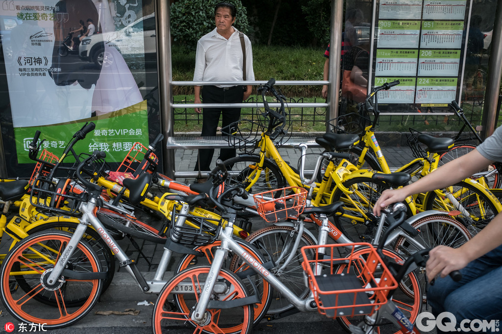 根据上海市发出的公告可以看出，共享单车的投放量远远超过了市场的承载能力，是造成城市管理问题的核心，而治理的首要手段，就是控制单车数量和强调企业自身的运维能，停止恶性竞争。