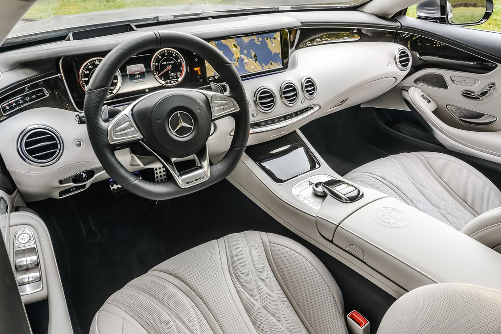 全新S63 AMG Coupe与此前的普通版S Coupe车型最大的不同，便是来自那一套AMG提供的专享外观运动套件。全新的一体式保险杠借鉴了之前S级Coupe概念车的设计，通过银色饰条与黑色碳纤维饰条的搭配使用令视觉效果更加出色。前隔栅采用了AMG风格的双辐条样式，同时左侧挂上了AMG标签以示身份。而作为顶级版本的S级Coupe，施华洛世奇的日间行车灯和转向灯成为了S63 AMG Coupe最具特色的一部分。除此之外，整车拥有多处AMG标识，包括最新一代的方形四处排气管、大型扩散器等，而大面积黑色高光喷漆更进一步增强了车尾的性能化的视觉效果。这四个打上AMG LOGO的排气管的特别之处还在于它配备了主动式排气阀，它们能够根据驾驶模式的不同发出不同的排气声浪，全方位的来营造激情驾驶的畅快感。新车标配了AMG锻造轮毂，中央螺栓也是来自赛车的装备。多福条轮毂提供19英寸和20英寸两种，前后轮胎尺寸分别为255/45 R 19和285/40 R 19，前窄后宽的设置完全是跑车化的搭配。20英寸的轮毂则对应前255/40 R 20、后285/35 R 20的轮胎组合。S63 AMG Coupe首次提供了高性能的陶瓷刹车盘，相比一般刹车盘，其整体重量轻了20%，配合AMG高性能的制动卡钳，共同为新车赋予了强大的制动性能与舒适性。