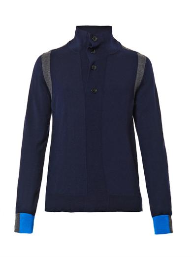 Maison Martin Margiela从未让观者失望，坚持几何元素的设计，突破视觉常规，将颜色进行了独特的分割，袖口的亮蓝色很容易就吸引住过往的人，简约中为毛衫增添了不少乐趣，不失为一件上好的羊毛衫。