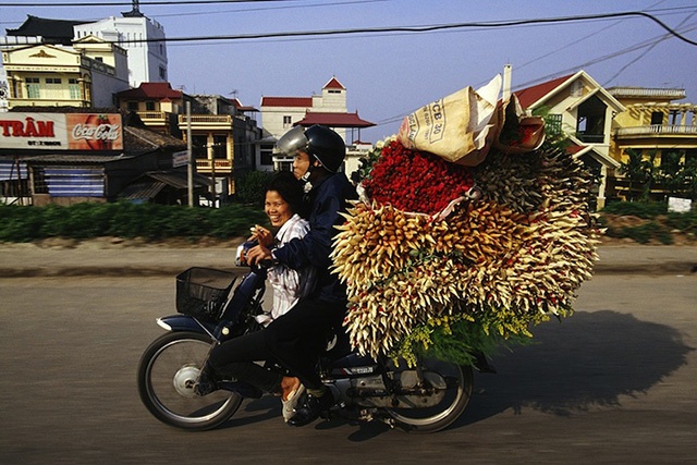 越南因道路狭窄，交通基础设施落后，摩托车又比自行车和电动车行驶得更远，这样就使摩托车成为越南最为普遍的交通工具，因此越南也被称作“摩托车王国”。荷兰摄影师Hans Kemp于1991年首次前往越南，眼前的景象令这位异国摄影师瞠目结舌：“我不敢相信自己的眼睛，摩托车流在我面前驶过。” Kemp花费两年时间拍摄了一组越南街头摩托车载物的照片。Kemp镜头下记录的不仅仅是洪流般的摩托大军，更令人大跌眼镜的是那些骑车人的特技，严重超载的摩托车也成为越南街头的一道风景线。