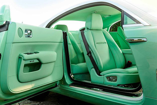 优雅的座舱内部，Michael Fux选择了整体更换石灰绿色主题，因为绿色也是他最喜欢的颜色，从他的其它座驾也可以看出来，Michael Fux拥有一部特别版迈凯伦P1，由迈凯伦特别操作部门（MSO）负责完成，车身和车轮都被辅以深绿色。