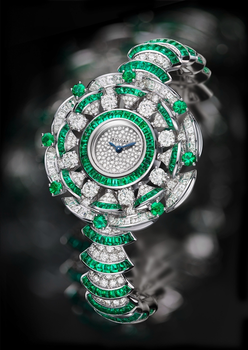 DIVA系列祖母绿高级珠宝腕表 (DIVA High Jewellery Emeralds)不仅是一款非凡腕表，更堪称一件珠宝工艺杰作，完美结合创意、彩色宝石和打破常规的切割，彰显着宝格丽品牌的本源。其设计灵感来源于古典审美形式——古罗马马赛克锦砖 (Mosaic)的镶嵌图案，以 罗马2700年历史与传统为底蕴，而这也正是宝格丽的灵感之源。