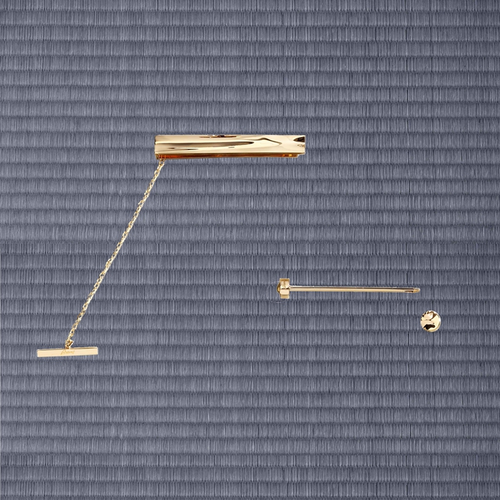 源自Brioni高端珠宝配饰系列的领带夹和领针，均由纯金打造并通过一流的工艺线条呈现出Brioni的专属风格，与Brioni的服装系列完美贴合。其中，作为意大利历史悠久的着装配饰传统的领针，更是追求完美着装的现代绅士的不二之选。（领带夹：59,590RMB, 领针：22,150RMB）