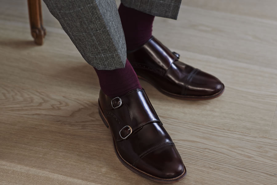 Burton的商务装可以用“细腻”来形容。面料细腻、款式的设计简单却也心思细腻。酒红色的皮鞋与灰色细格西装的搭配，整体看似低调，实则很有腔调。每一处细节都体现着成熟男人的味道。