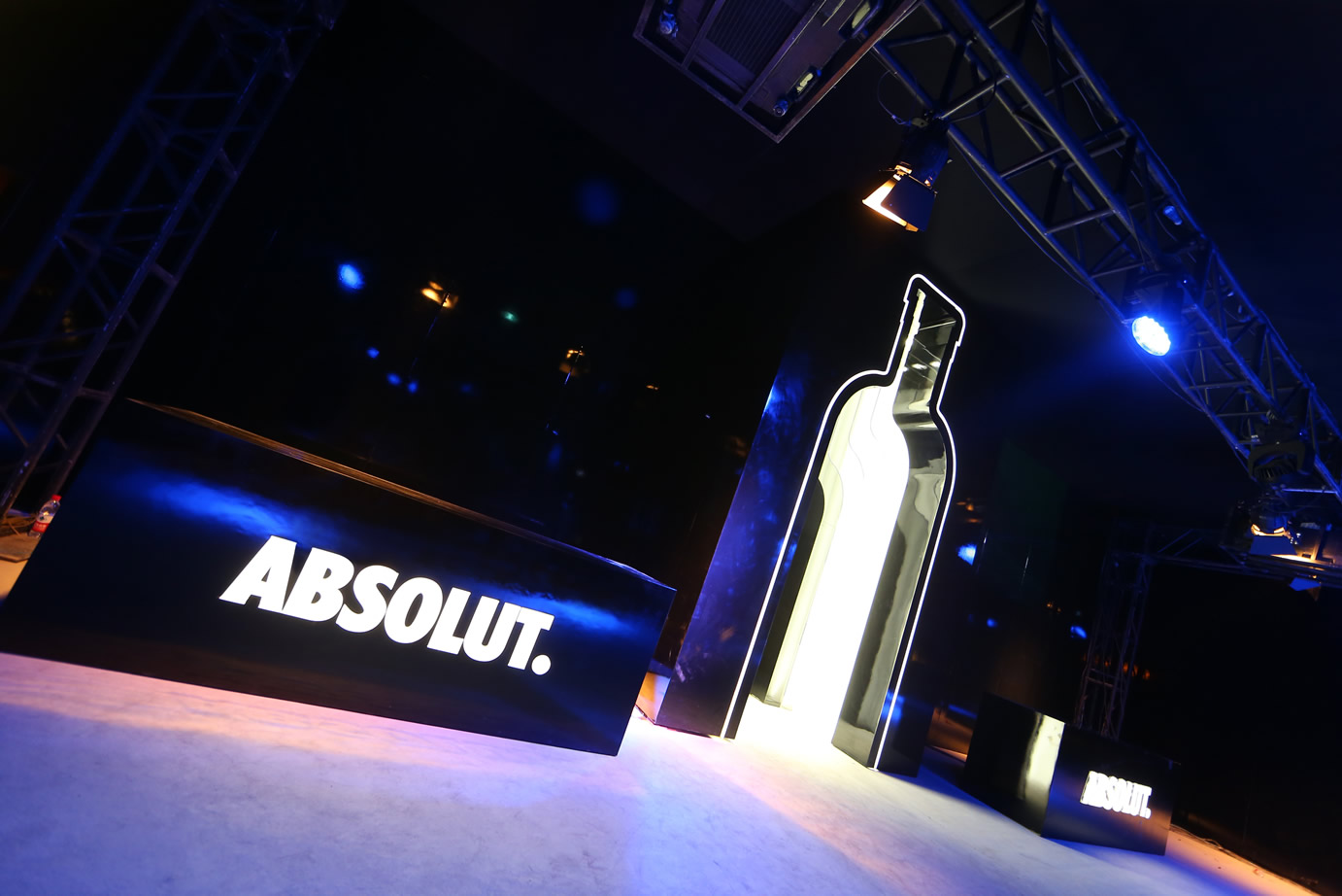 绝对伏特加创变现在“黑盒盛典”现场以Absolut Vodka经典瓶型搭建的神秘入口