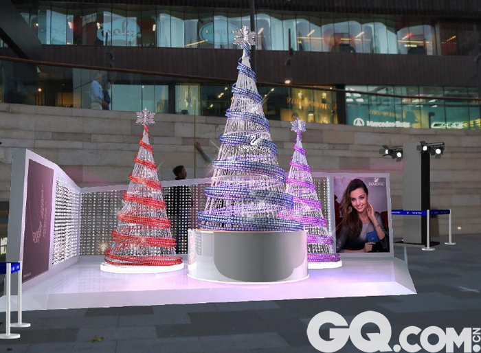 而北广场则由一棵3.5米高和两棵2.4米高的三棵圣诞树组合而成，精心选取的红、蓝、紫三个色系呈现出“Slake仿水晶皮质手环“缤纷多彩的色系组合，同时展现了一派欢欣洋溢的圣诞景致。