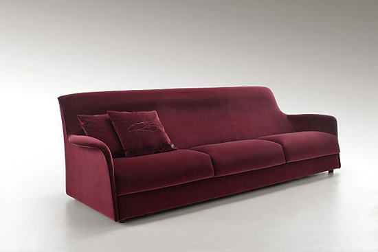 MINSTER沙发
比例精妙、曲线优美的扶手造型，赋予MINSTER沙发雅致的外观造型及流畅的线条设计。此款产品共有真皮及布艺饰面两种可供选择，沙发靠背和坐垫被饰以尊贵的紫红色天鹅绒，并以酒红色天鹅绒嵌边作为装饰。