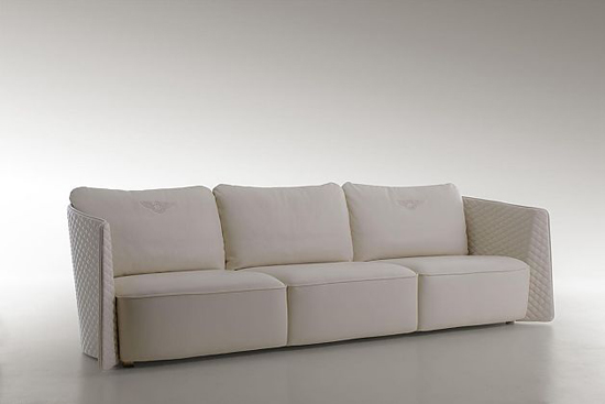 BUTTERFLY沙发与扶手椅
Butterfly系列产品包括沙发和扶手椅，完美诠释了宾利品牌的设计风格。豪华舒适的深入式座椅部分被设计成扇形，并装饰有宾利独特的菱形格纹图案。其几何侧面整齐向外延伸，呈现动感舒适的外观，现代感十足。沙发采用典雅的象牙色皮革；扶手椅则采用细条纹布料，由烟灰色细羊毛纺织而成。
