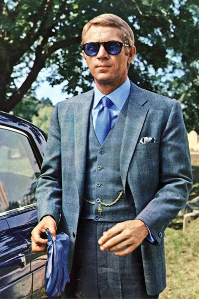 属于好莱坞硬派的 史蒂夫·麦奎因倒是很少能看到他身穿西装的look，一身vintage蓝色的西装以及镜面稍稍发蓝的墨镜也足够彰显他的魅力了。