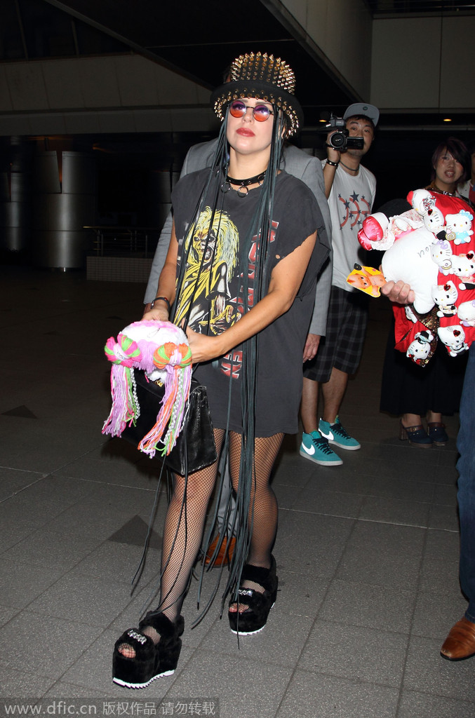 当地时间2014年8月12日，日本东京，Lady Gaga顶铆钉高帽现身东京街头。