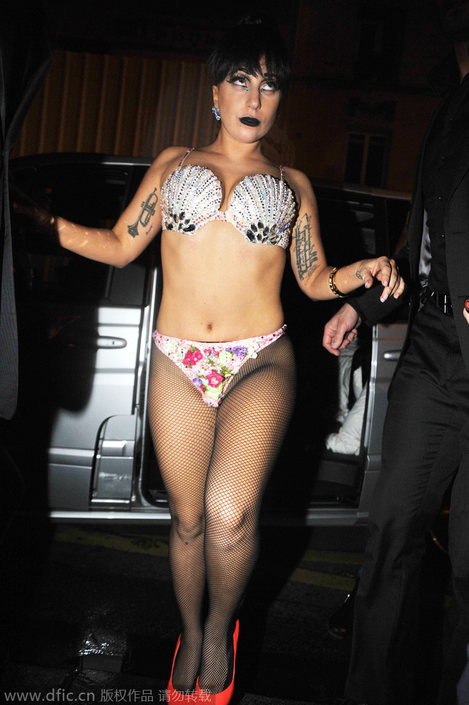 当地时间2014年11月24日，法国巴黎，Lady Gaga身着三点式Bra和内裤结束夜店狂欢。