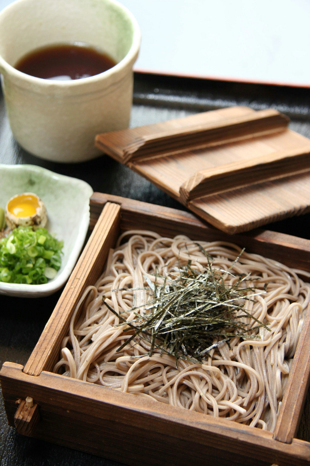 炎炎夏日，你可以在日本享受清凉的冷荞麦面(Soumen)。至今，吃这种荞麦面最爽的方法就是加入Nagashi Soumen仪式。在那里，荞麦面在凉水流动的动力下从对半劈开的毛竹筒中缓缓流出，你可以站在竹筒旁，手拿筷子和一碗酸甜可口的面汤，从竹筒中夹取流过的面条，蘸了酱汁之后食用。面条美味，乐趣无穷!