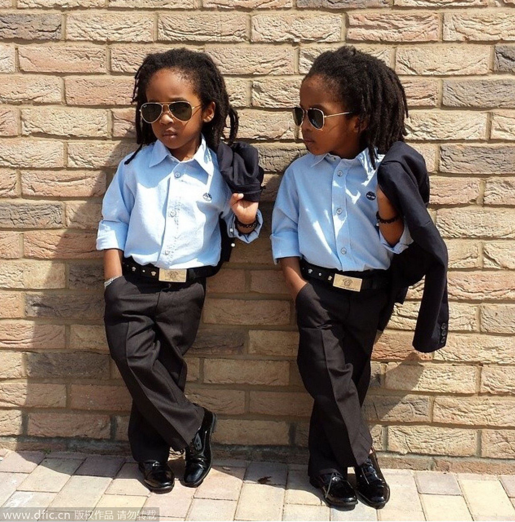 英3岁双胞胎兄弟穿衣超有范儿 互相以“国王”尊称 