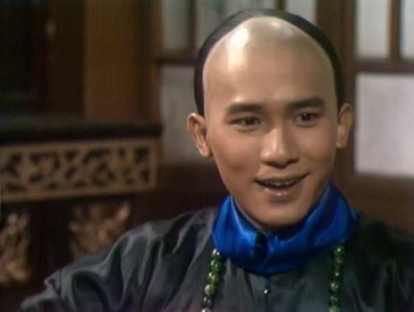 　1984年出演韦小宝的梁朝伟正处于电视事业发展高峰期，先后主演了多部经典的古装剧，在演技上可谓是游刃有余，也是各个版本之中最年轻的一版韦小宝。