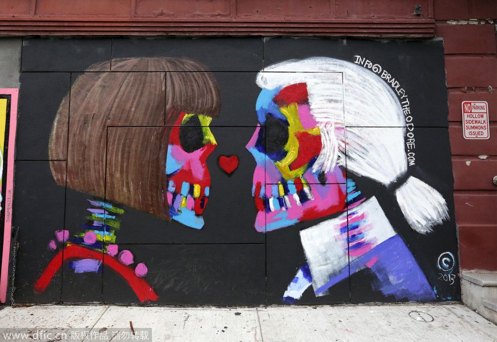 当地时间2014年1月12日，美国纽约，英国涂鸦艺术家Bradley Theodore在纽约曼哈顿SoHo区打造这幅作品──时尚大帝卡尔-拉格菲尔德及安娜-温图尔。