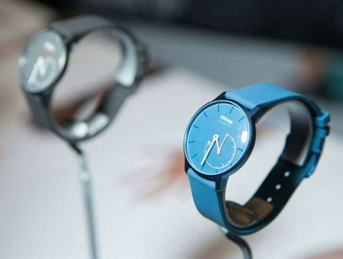 ActivitéPop是法国智能设备生产商Withing在CES 2015上发布的最新智能手表，外型时尚配色独特，兼具运动检测功能，手表最长续航时间长达8个月之久，防水性能一流，在30m深的水中也能正常使用。