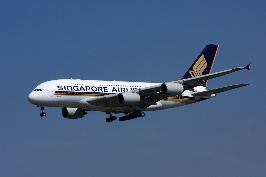 空中客车A380是欧洲空中客车工业公司研制生产的四台发动机、550座级超大型远程宽体客机，空中客车A380投产时是载客量最大的客机，有空中巨无霸之称。空中客车A380在单机旅客运力上有优势，在典型三舱等（头等舱－商务舱－经济舱）布局下可承载525名乘客。空中客车A380飞机被空中客车公司视为其21世纪的“旗舰”产品。A380在投入服务后，打破波音747在远程超大型宽体客机领域统领35年的纪录，结束了波音747在市场上30年的垄断地位，成为载客量最大的民用客机。