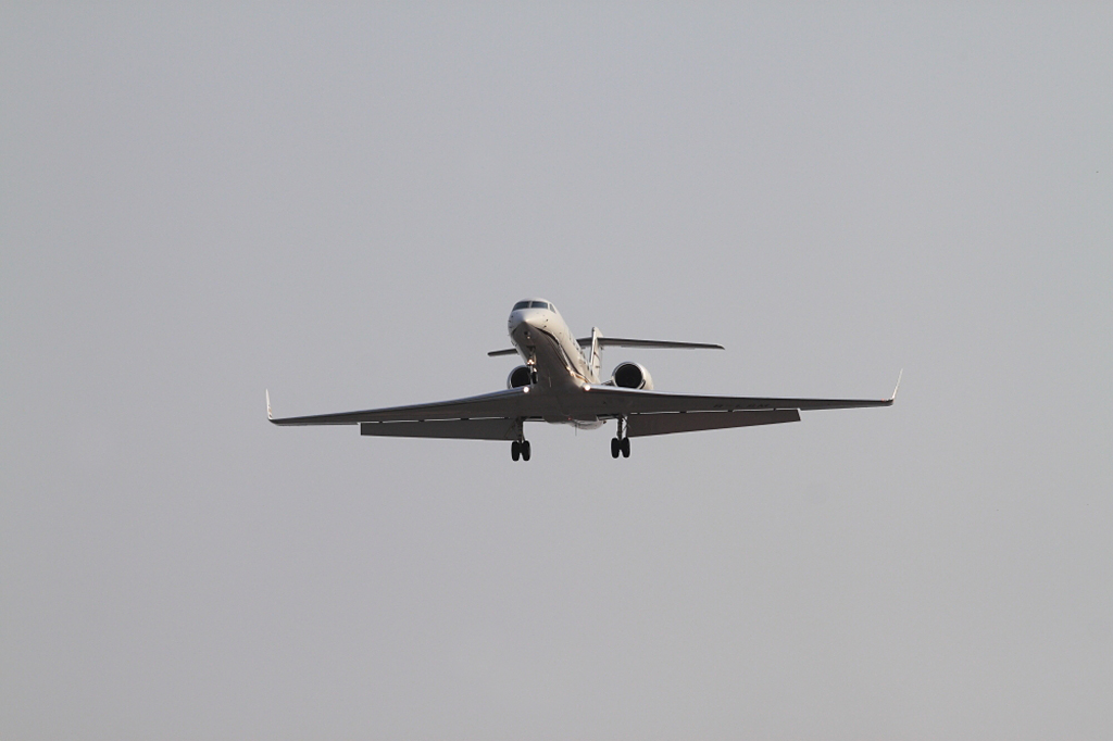 湾流G550公务机（Gulfstream G550），由美国湾流宇航公司于2003年推出，它是人类飞行史上首架直航范围能从纽约直达东京的超远程公务飞机。湾流G550公务机是国际顶级远程喷气式公务机代表机型之一，航程为11686公里，最大巡航高度为15545米，可搭载18名乘客，是国内航程最远、性能最优、客舱最宽敞、舒适性最好的豪华公务机。