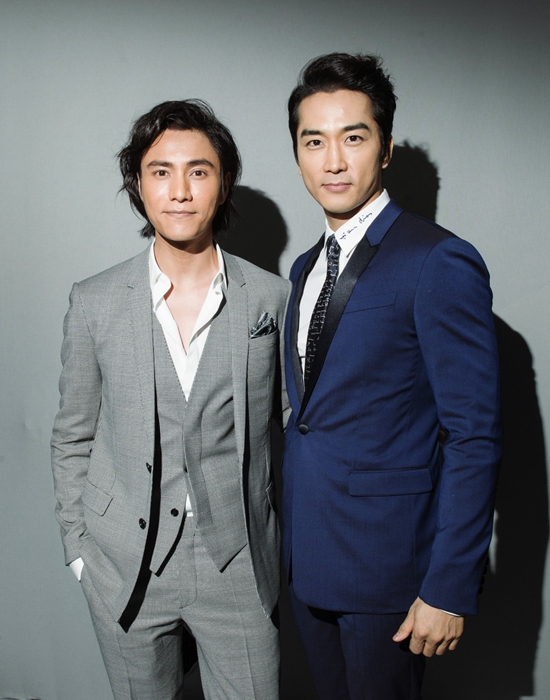 著名影星陈坤与韩国著名男演员宋承宪合影。