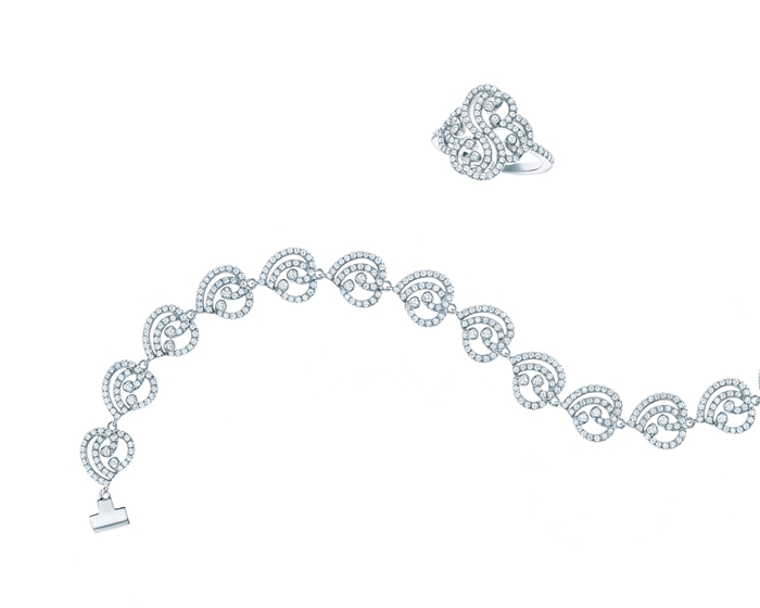 2015年情人节，Tiffany & Co.蒂芙尼温情呈献Tiffany Enchant Heart系列璀璨珠宝，绽放世间至臻美钻的极致光芒。此系列的设计灵感源自19世纪奢华庄园或气派宅邸的精致门饰图案。