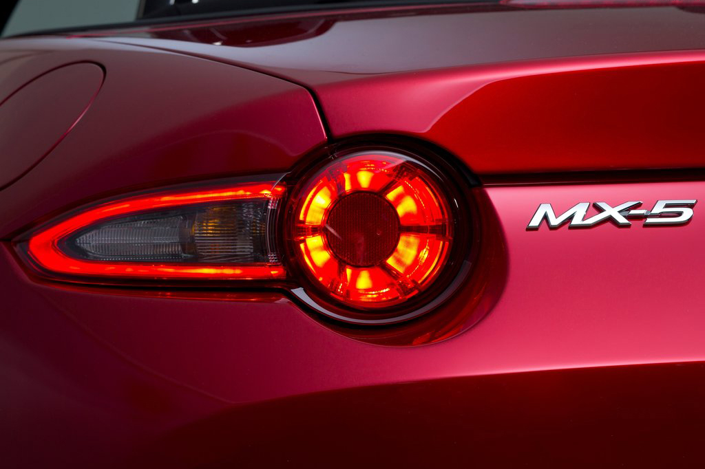 近日，马自达发布了全新一代MX-5跑车的官方图片，新车将于2015年上半年正式露面。新车采用了马自达“魂动”设计语言。外观方面，全新马自达MX-5线条丰富且饱满，采用全新设计语言的造型较老款车型更犀利。马自达MX-5是一款两座小型跑车，换代之后仍将走小巧的运动操控路线。内饰方面，全新MX-5也采用了全新的设计。操作区域更加简洁，整体样式更具运动风格。除了更加年轻激进的设计，新款马自达MX-5还将采用轻量化车身设计。新车的整备质量将会减重100kg，相比现款马自达MX-5(整备质量1176kg)将有本质改变。轻量化的车身理论上有助于提高车辆的操控性能，这对于MX-5这类主打运动性能的跑车而言十分重要。动力方面，马自达全新MX-5将采用创驰蓝天技术，有望搭载的是1.5L或2.0L发动机。值得一提的是，新车所使用的全新的车身底盘整体强度和碰撞安全性均将得到提升。