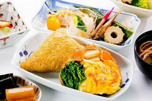 作为日本的航空公司，全日空能提供他们最为自豪的正宗日本料理。但是最让人迷醉的是那一道甲羅焼き(在蟹壳上放置食材然后放在火上烤的料理)，不仅仅是这个独特的名字，而是因为它的配料跟一般的甲羅焼き不一样，完全就是异国情调了。一般的甲羅焼き是用蟹肉和蟹黄油用味增烧成，而全日空的甲羅焼き则是采用了蟹肉，蟹黄油裹着鸡蛋一起烧，伴着日式炸豆腐和米饭能带给你不一样的日式料理。