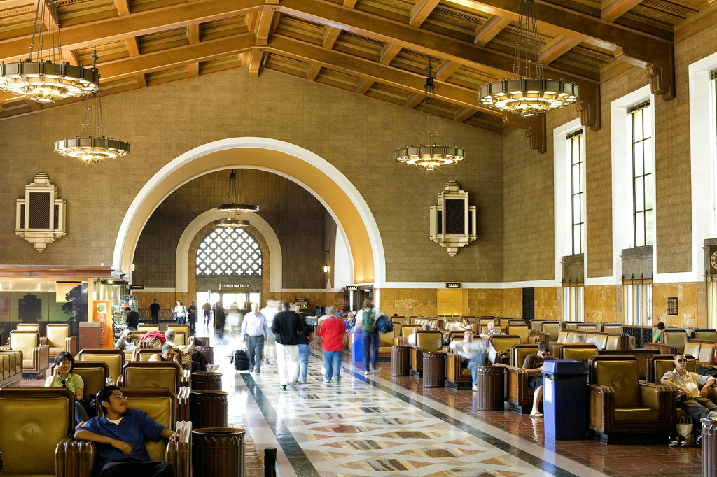 联合车站——美国洛杉矶这座由一对父子设计师设计的火车站融合了西班牙殖民地文化和当时的装饰艺术派建筑风格。车站高耸的白色钟塔像是在提醒人们洛杉矶曾作为西班牙殖民地的历史。车站候车大厅的装饰也十分豪华，有彩绘的木质天花板和嵌有大理石的彩色地板。
